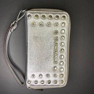 Brand new Michael Kors wrist wallet (Silver)